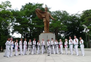 Gretha Veldhuizen en Jamie Breunis
bij een standbeeld van Ahn Joong-Gun in Korea. 