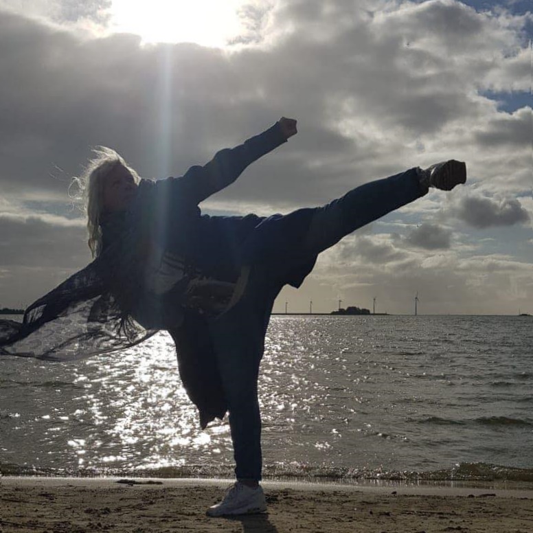 Gretha Veldhuizen maakt een zijwaartse trap op het strand