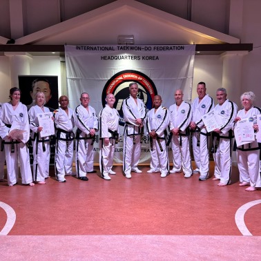 6 mensen van Taekwon-Do school
Joong-Gun poseren tijdens de International Instructors Course