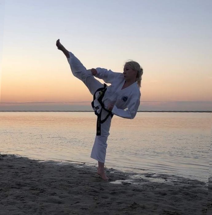 Jamie Breunis maakt een zijwaartse trap op het strand