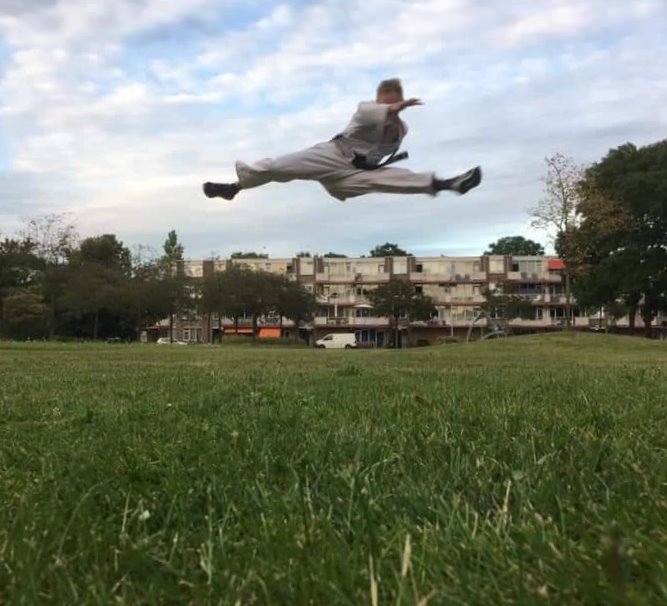 Mark Breet maakt een gesprongen dubbele trap in het park