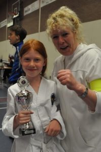coach Gretha en Demi poseren met de gewonnen beker van Demi coach Gretha en Demi poseren met de gewonnen beker van Demi