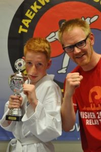 coach Mark en Jeremy poseren met de gewonnen beker van Jeremy coach Mark en Jeremy poseren met de gewonnen beker van Jeremy