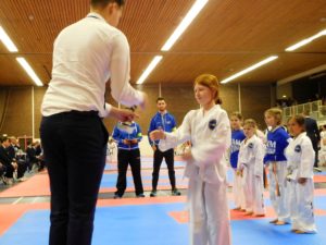 Demi neemt de gewonnen beker in ontvangst Demi neemt de gewonnen beker in ontvangst