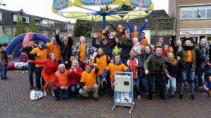 circa 30 mensen poseren voor de foto circa 30 mensen poseren voor de foto