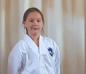 Marisa staat op het podium te vertellen Marisa staat op het podium te vertellen