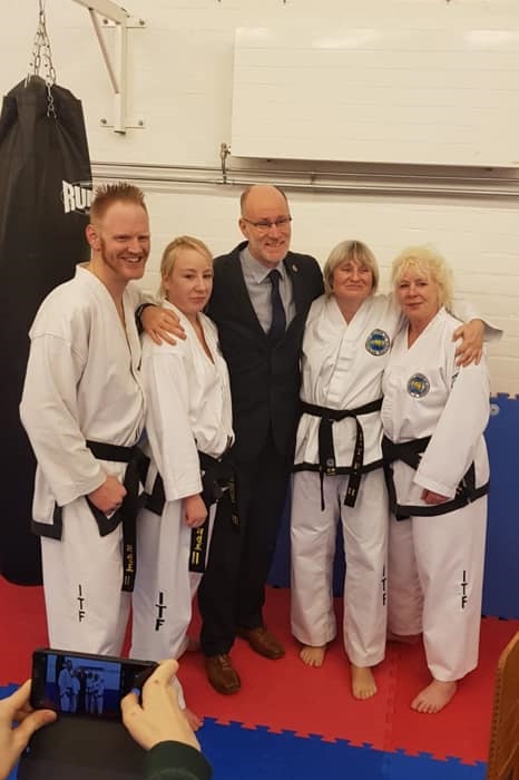 Mark, Barbara, Jamie en Gretha poseren met instructeur van Schaik in de sportzaal Mark, Barbara, Jamie en Gretha poseren met instructeur van Schaik in de sportzaal