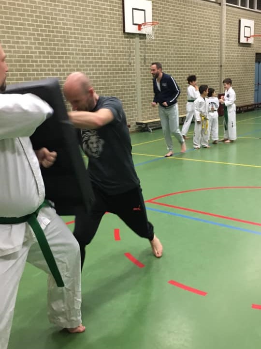 nog een andere vader stoot op een kussen nog een andere vader stoot op een kussen
