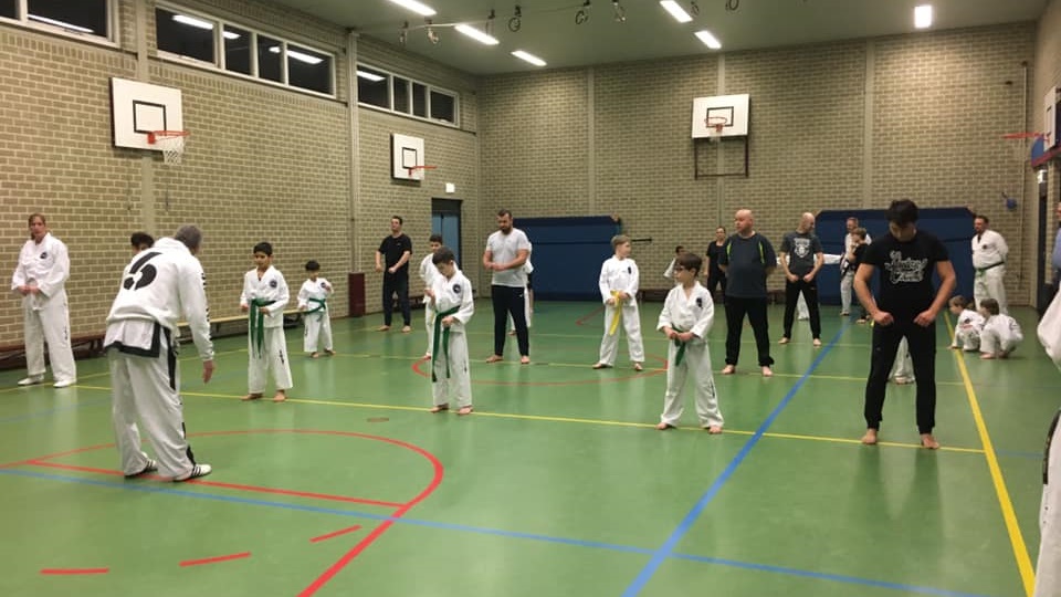 de kinderen staan met hun vader of moeder opgesteld om af te groeten de kinderen staan met hun vader of moeder opgesteld om af te groeten