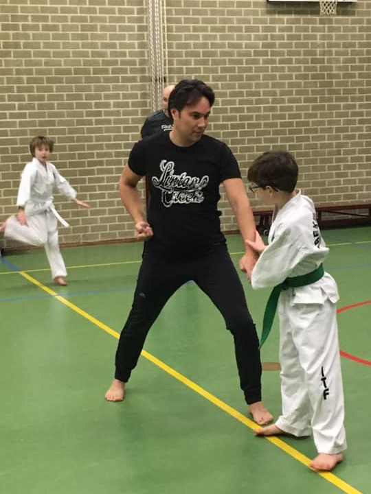 een vader traint met zijn zoon in de sportzaal een vader traint met zijn zoon in de sportzaal