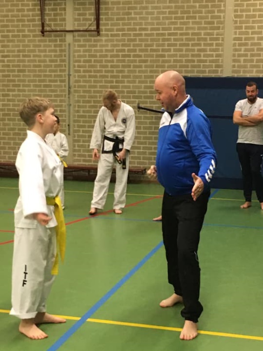 een zoon legt zijn vader dingen uit in de sportzaal een zoon legt zijn vader dingen uit in de sportzaal
