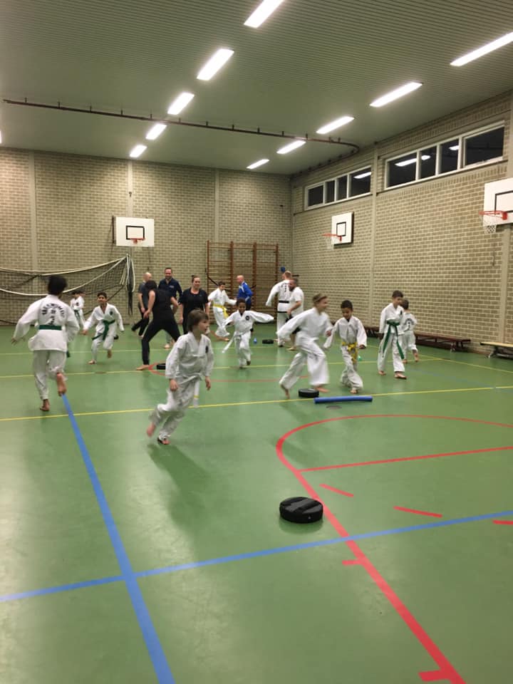 de sportzaal is vol kinderen en ouders die rondrennen voor een spel als warming up de sportzaal is vol kinderen en ouders die rondrennen voor een spel als warming up