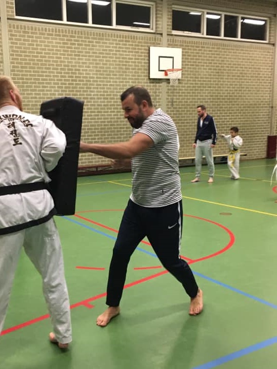 een vader stoot op een kussen een vader stoot op een kussen