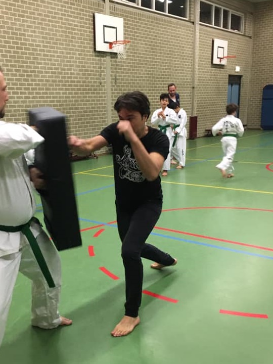 een andere vader stoot op een kussen een andere vader stoot op een kussen
