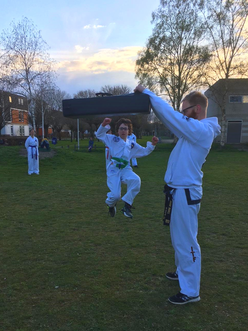 Thomas maakt een hoge gesprongen trap Thomas maakt een hoge gesprongen trap