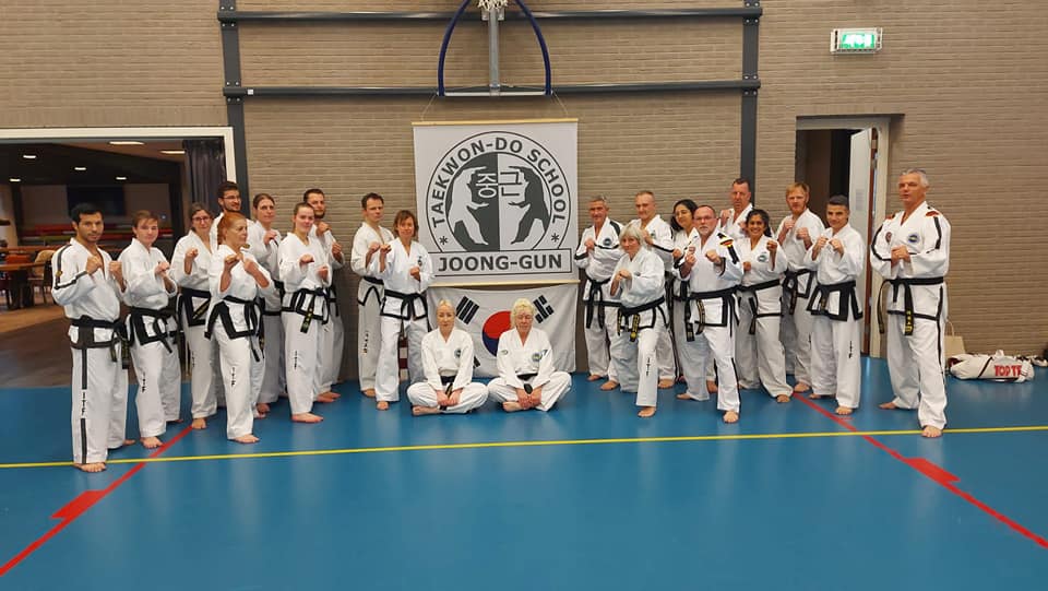 de hele groep poseert in gevechthouding de hele groep poseert in gevechthouding