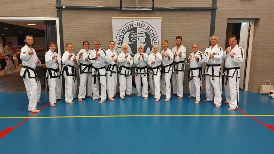 alle mensen van joong-gun poseren in gevechthouding alle mensen van joong-gun poseren in gevechthouding