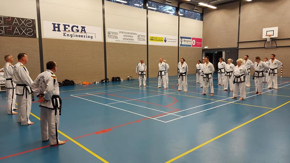 de groep staat opgesteld de groep staat opgesteld