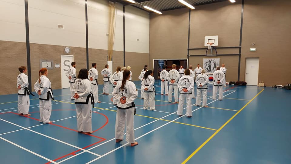 de groep staat opgesteld. foto van achteren de groep staat opgesteld. foto van achteren