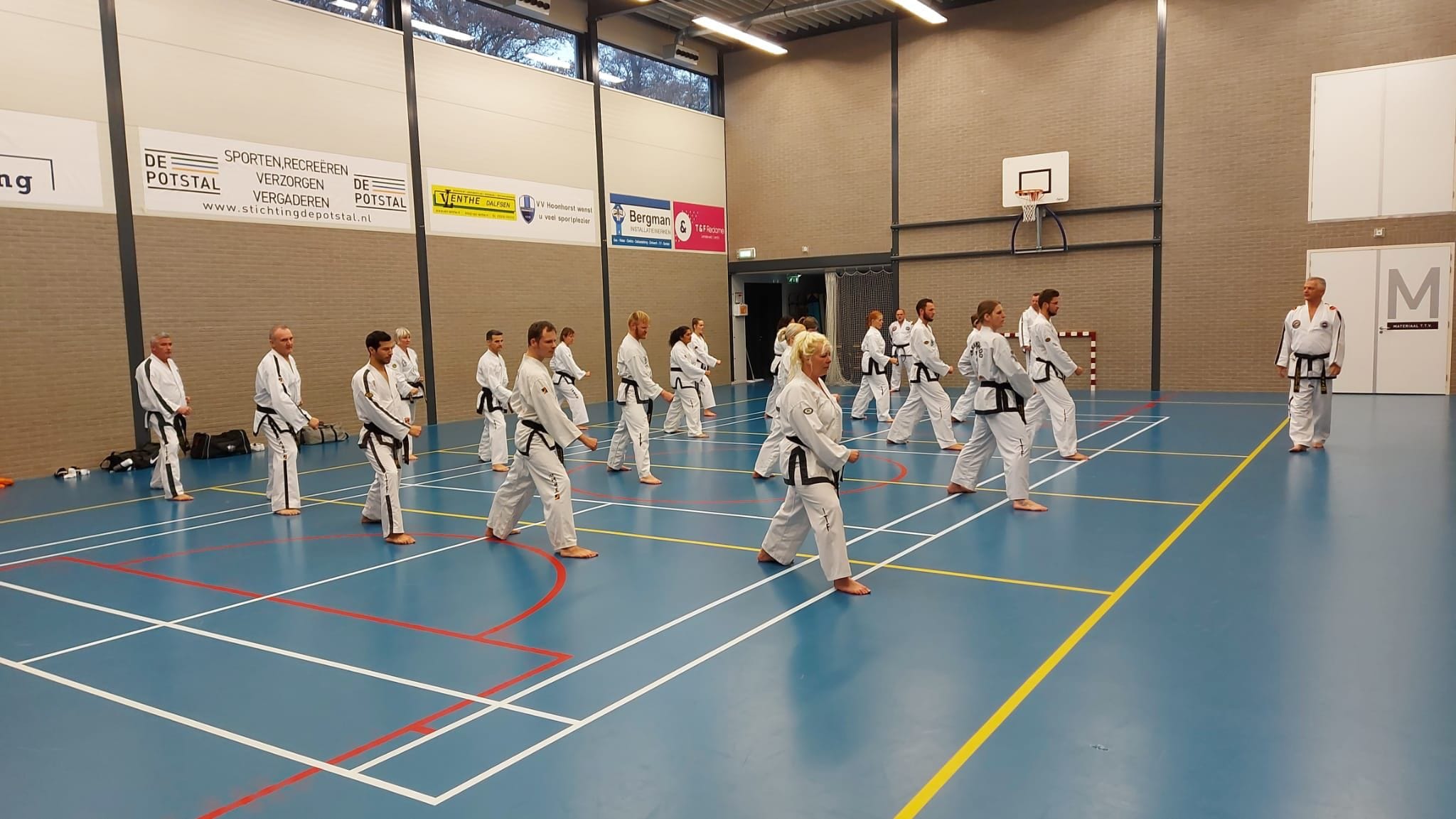 de groep maakt een lage blok de groep maakt een lage blok