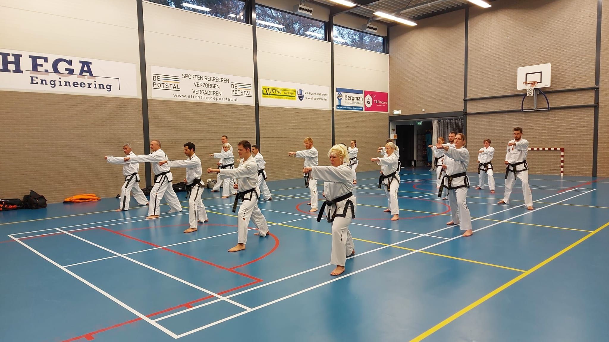 de groep maakt een midden stoot de groep maakt een midden stoot