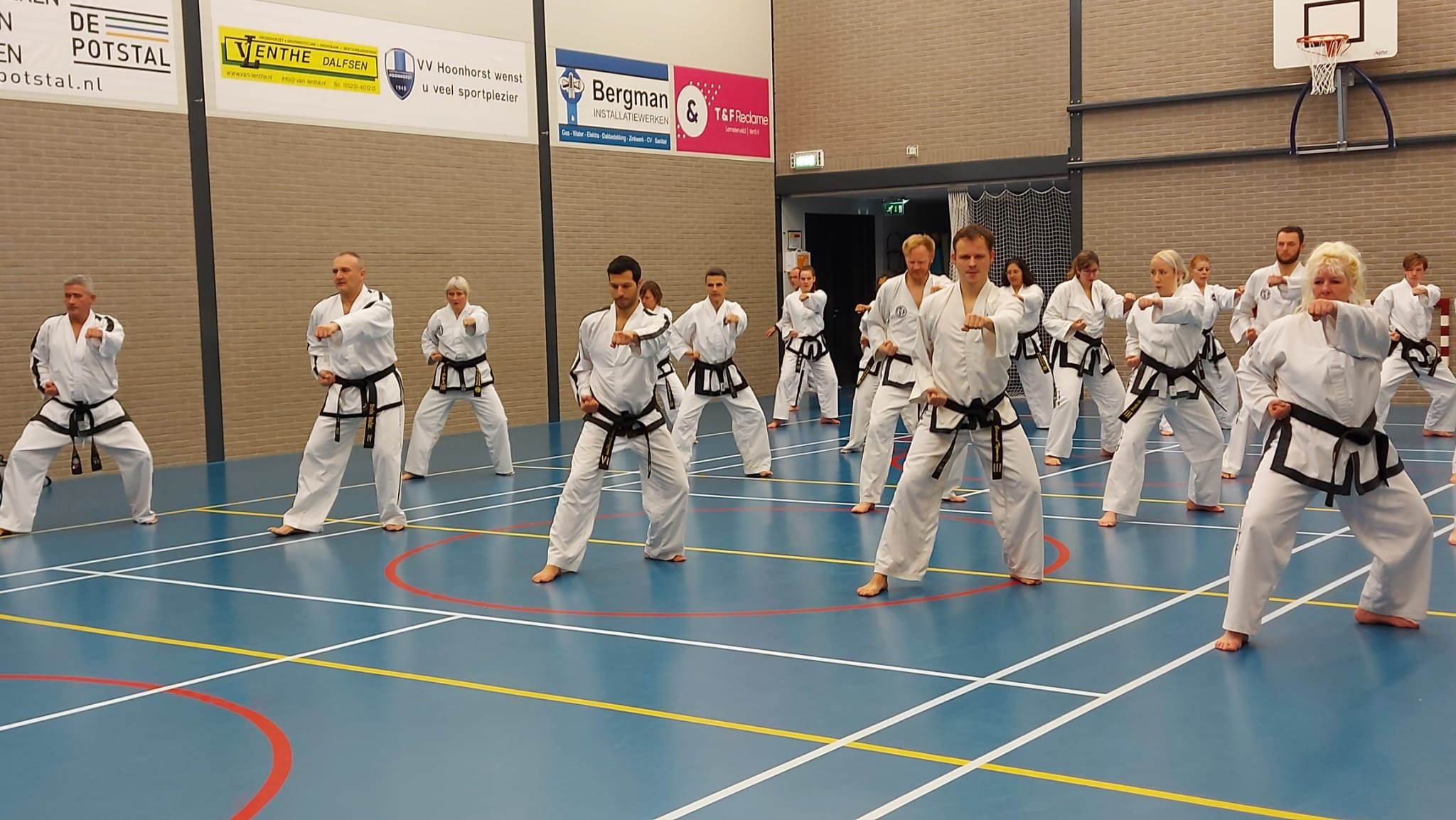 de groep maakt een midden stoot in L stand de groep maakt een midden stoot in L stand