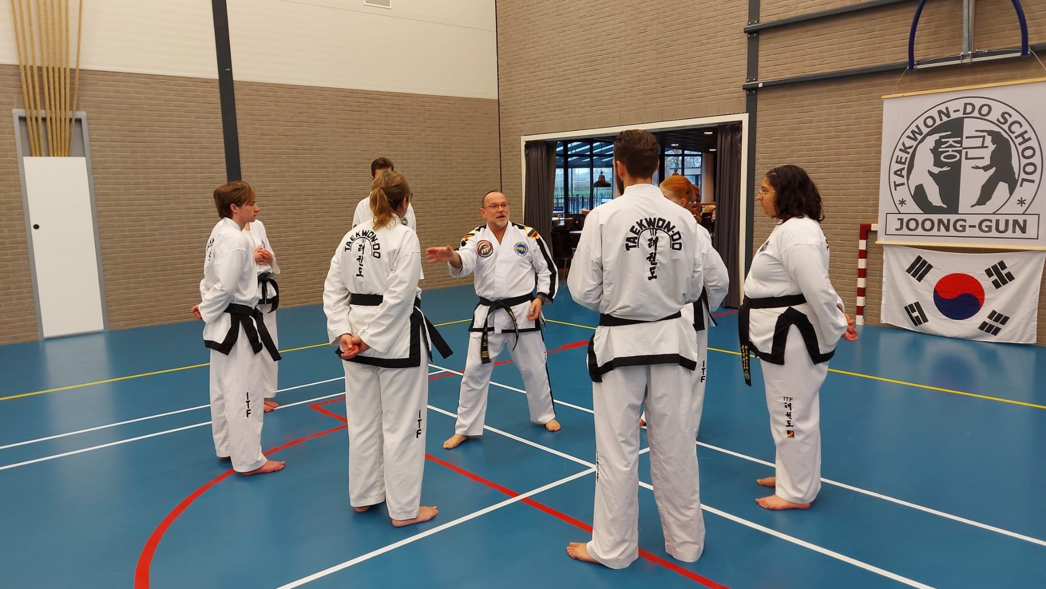de eerste danners krijgen training van meester Ad Dekker de eerste danners krijgen training van meester Ad Dekker