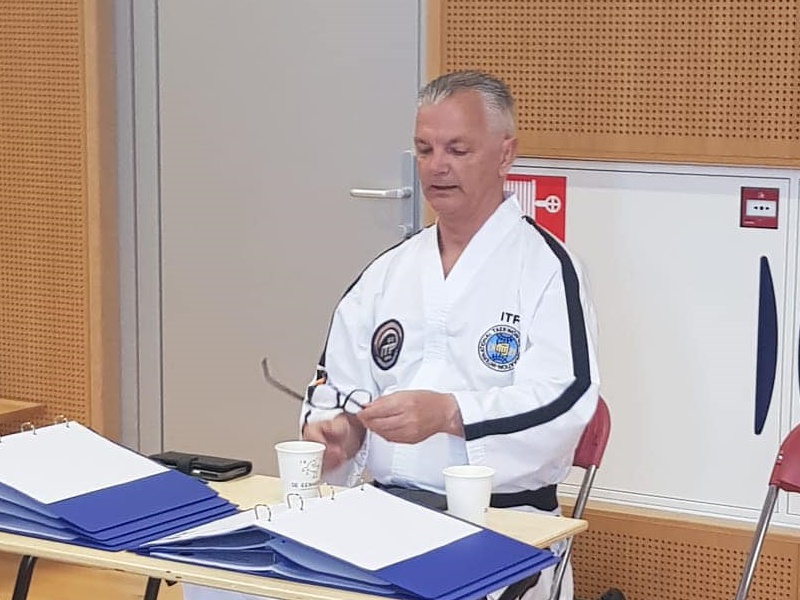 Grootmeester Peter Sanders examineert Grootmeester Peter Sanders examineert