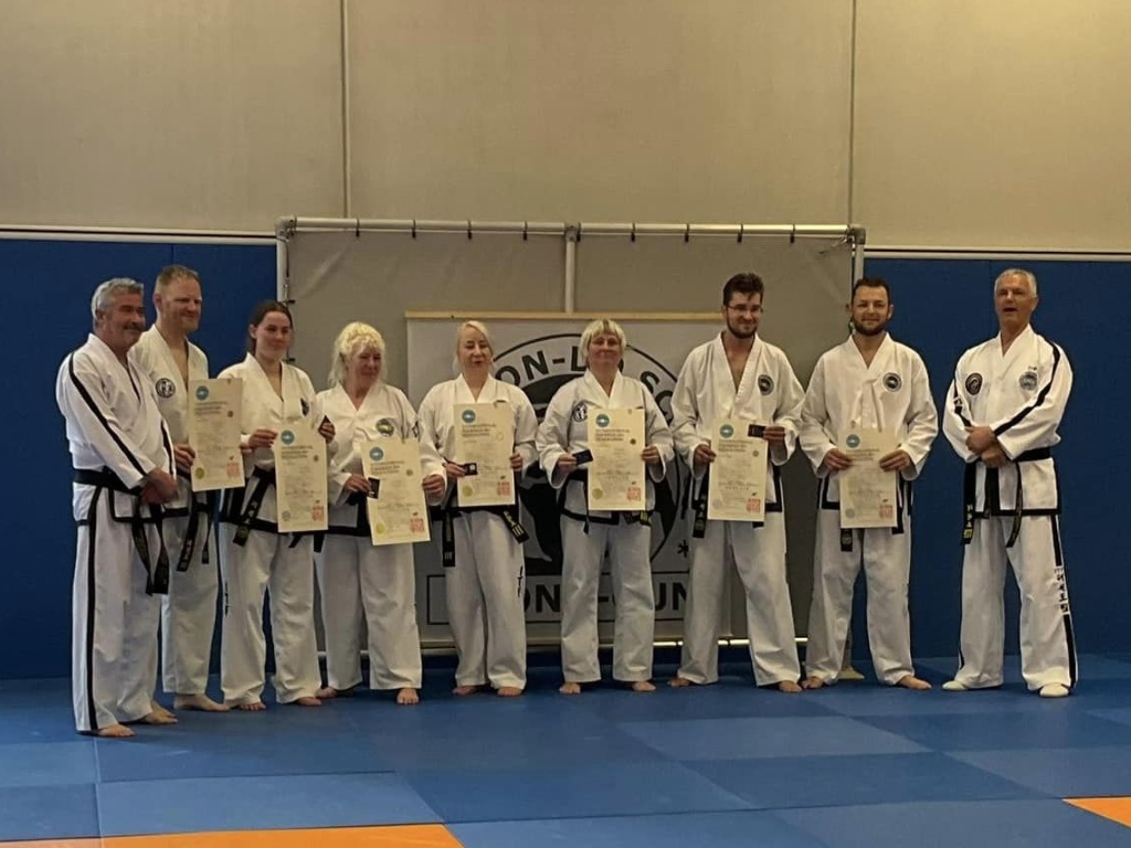 De groep geslaagden poseert met instructeur Brandt en grootmeester Sanders De groep geslaagden poseert met instructeur Brandt en grootmeester Sanders