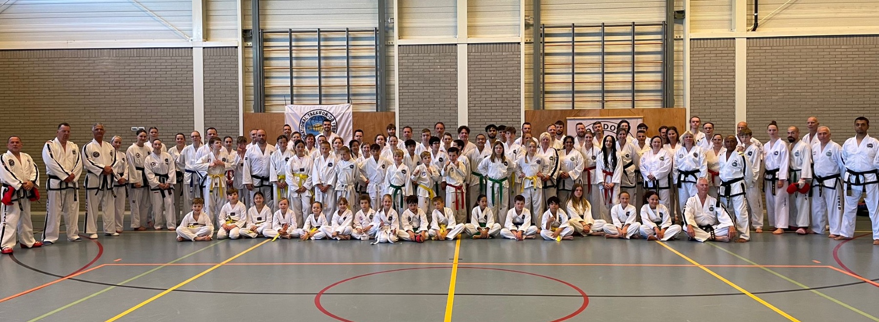 circa 100 taekwon doin poseren voor de foto circa 100 taekwon doin poseren voor de foto