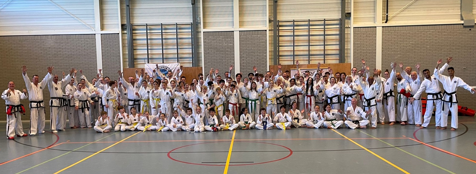 circa 100 taekwon doin poseren voor de foto in een vrolijke pose circa 100 taekwon doin poseren voor de foto in een vrolijke pose