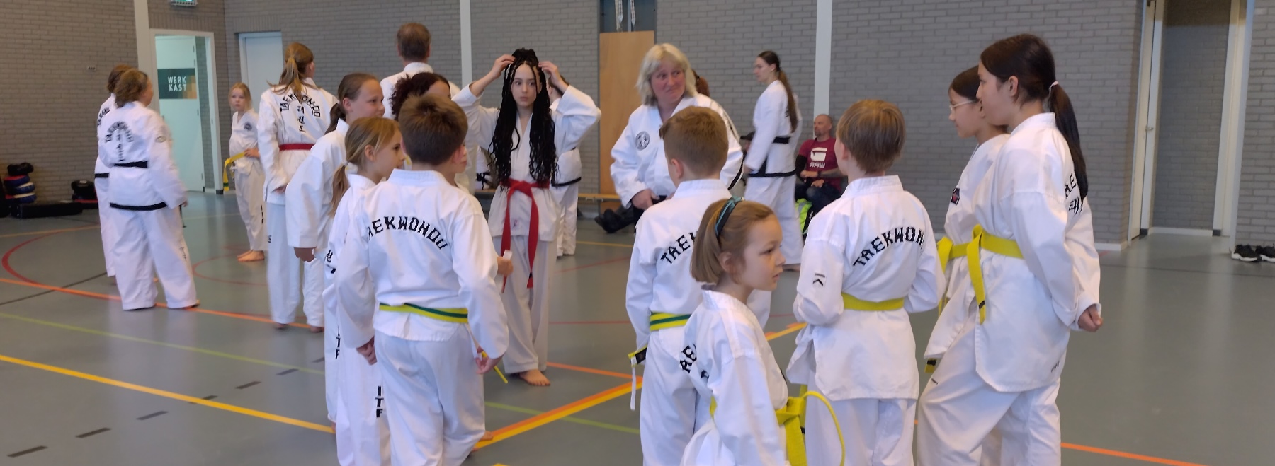 Sabum Barbara helpt een groep gele banders en groene slippers met hun team tul Sabum Barbara helpt een groep gele banders en groene slippers met hun team tul