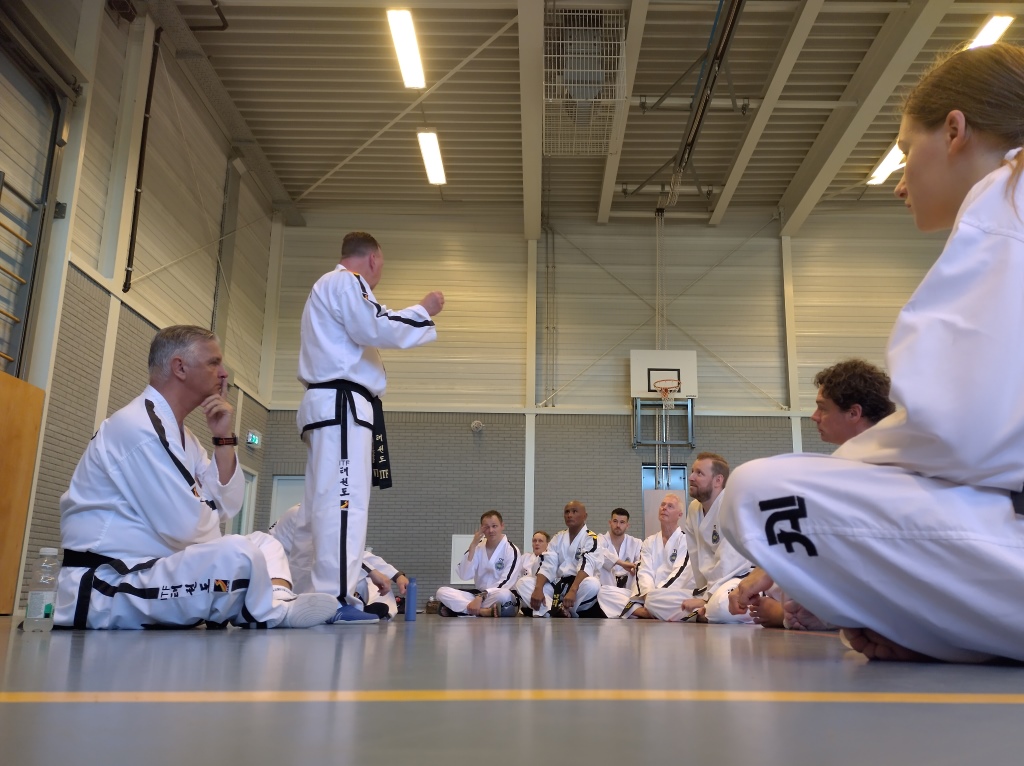 Grootmeester Peter, meester Ad en meester Colin vertellen over de Do op nationaal en internationaal niveau Grootmeester Peter, meester Ad en meester Colin vertellen over de Do op nationaal en internationaal niveau