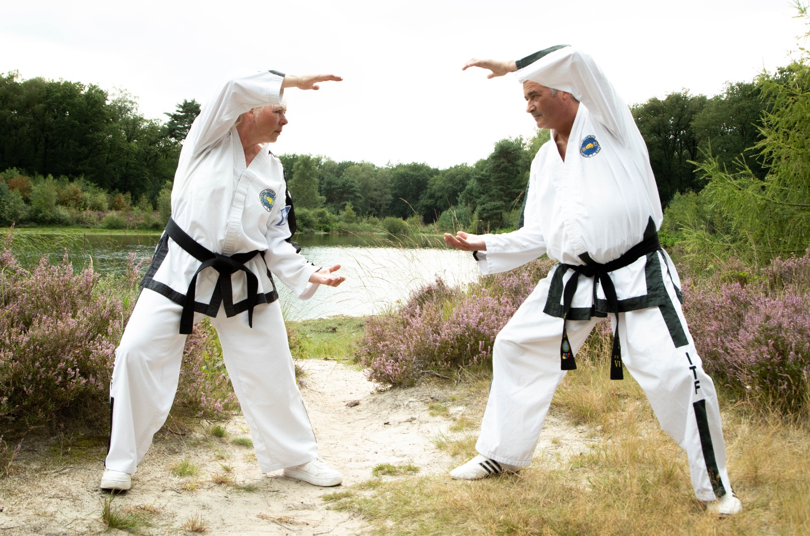 Bernd en Gretha in dobok met een digutja makgi op de heide