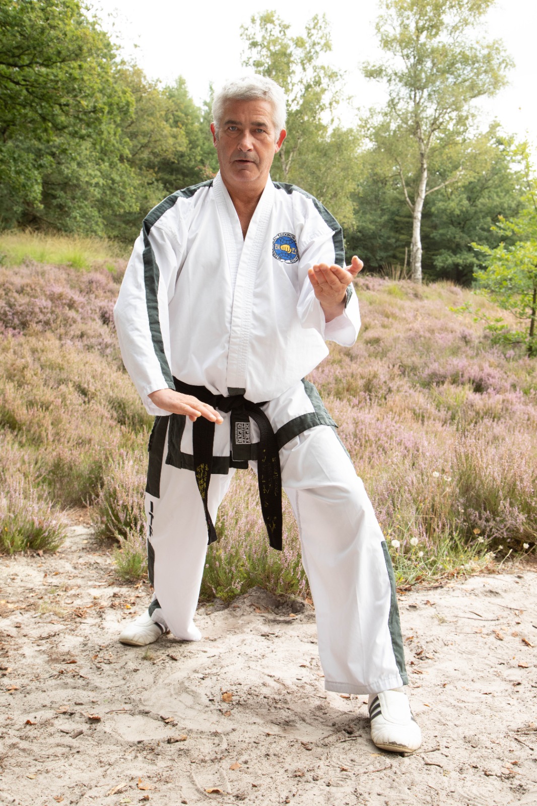 Bernd maakt een sonbadak makgi op de heide