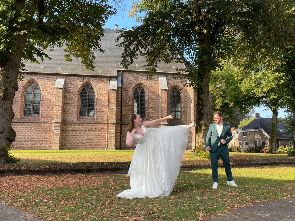 Celine maakt een zijwaartse trap in haar trouwjurk
