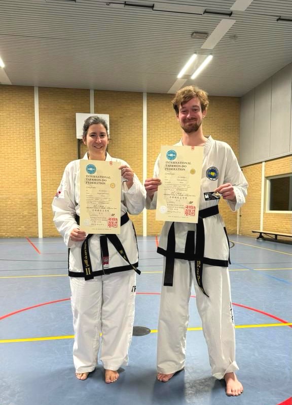 daan en margot poseren met hun behaalde certificaat