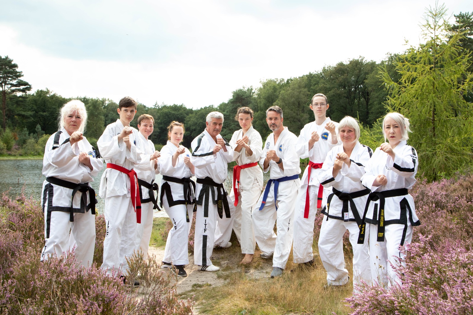 Joong-Gun groepsfoto in dobok op de heide