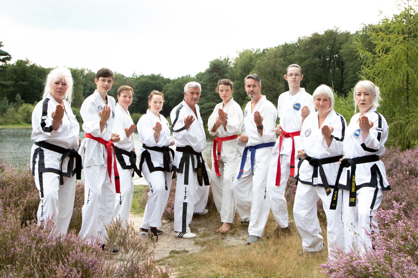Joong-Gun groepsfoto in dobok op de heide