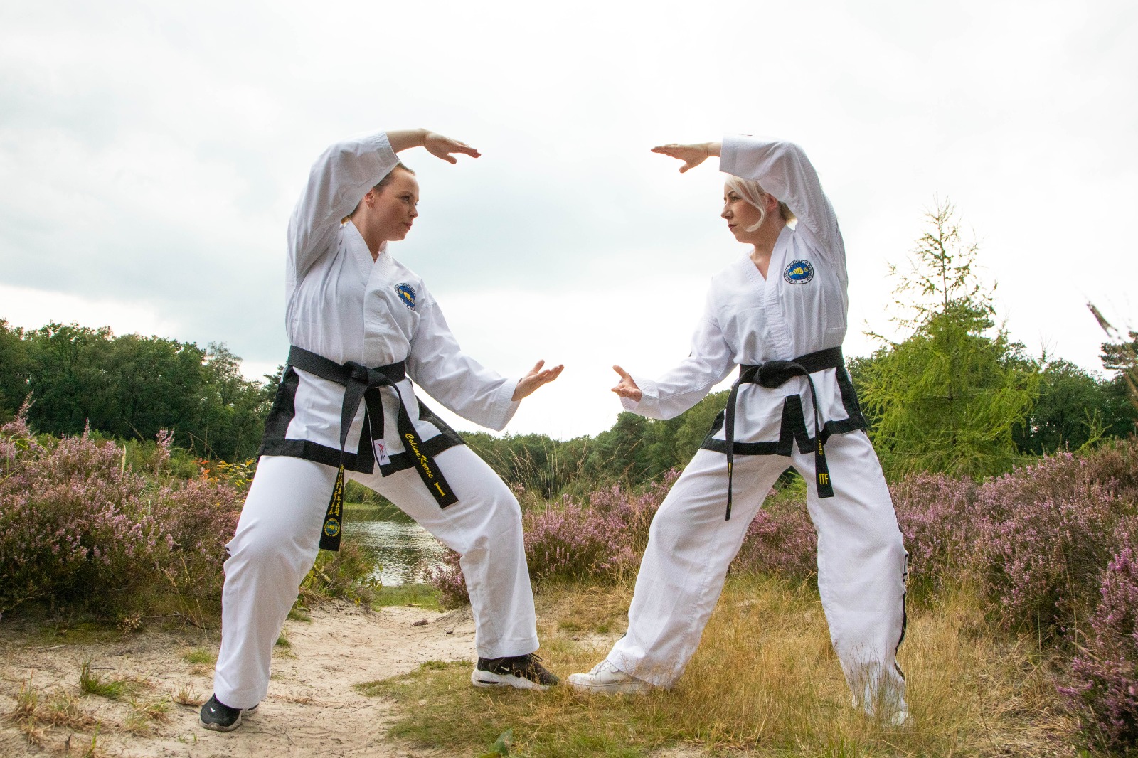 Jamie en Celine maken een digutja makgi op de heide