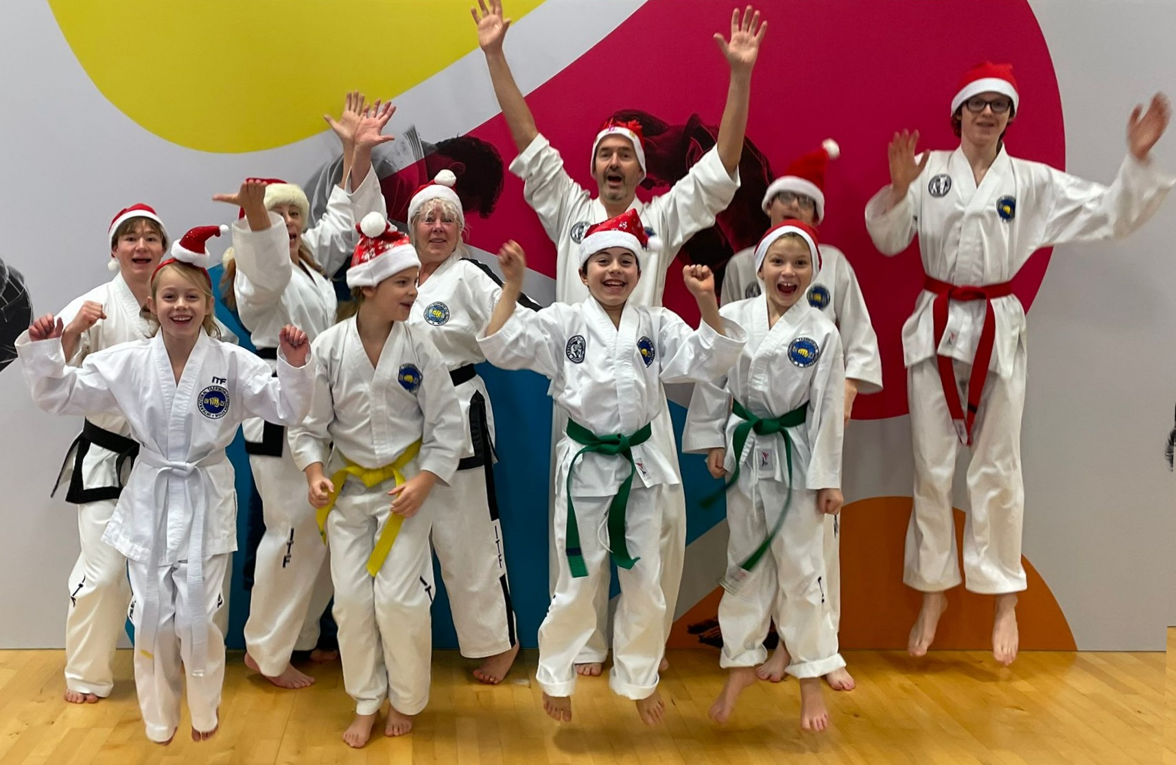 de groep poseert met een kerstmuts op