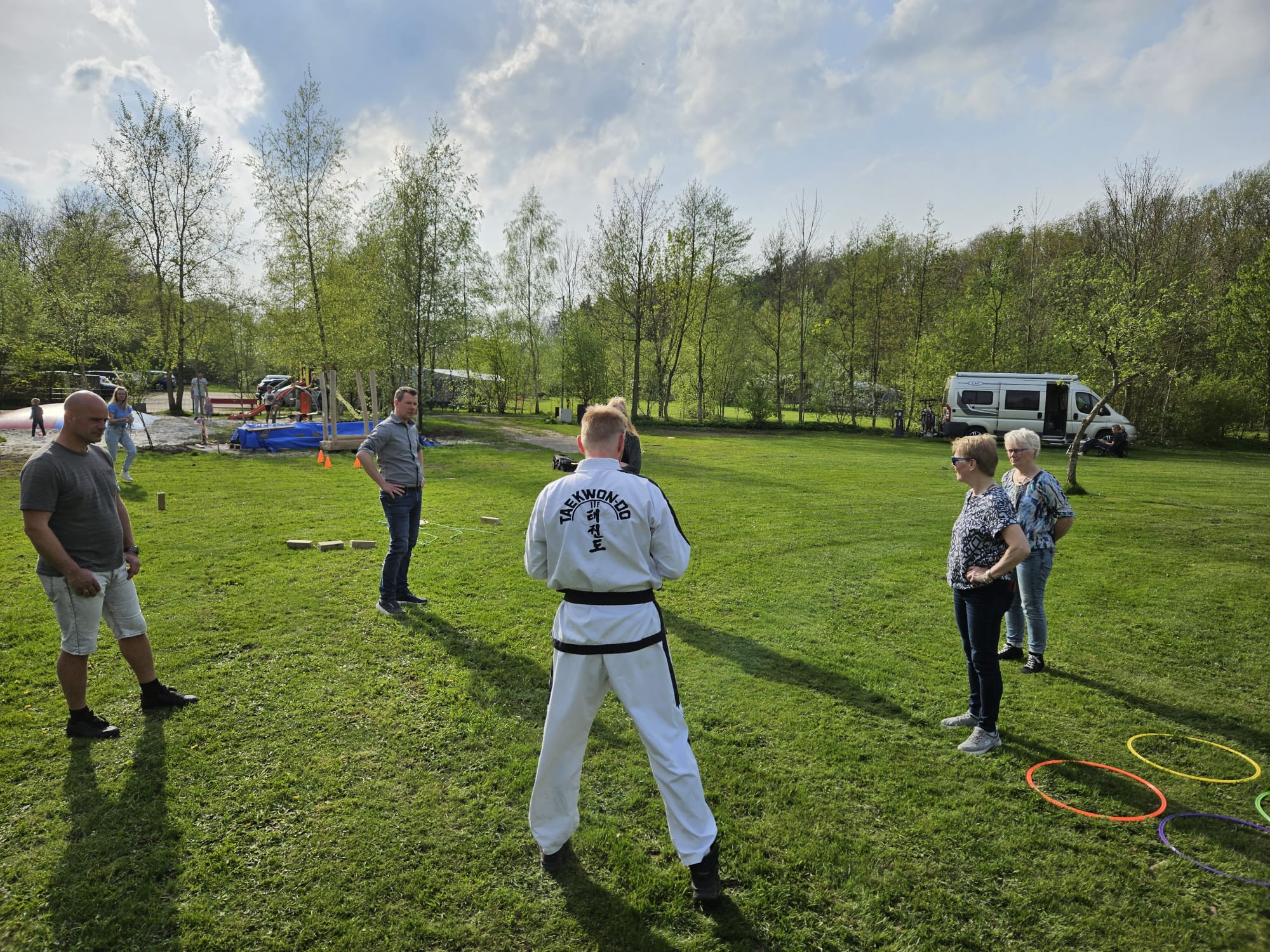 instructeur mark legt iets uit aan 5 familieleden instructeur mark legt iets uit aan 5 familieleden
