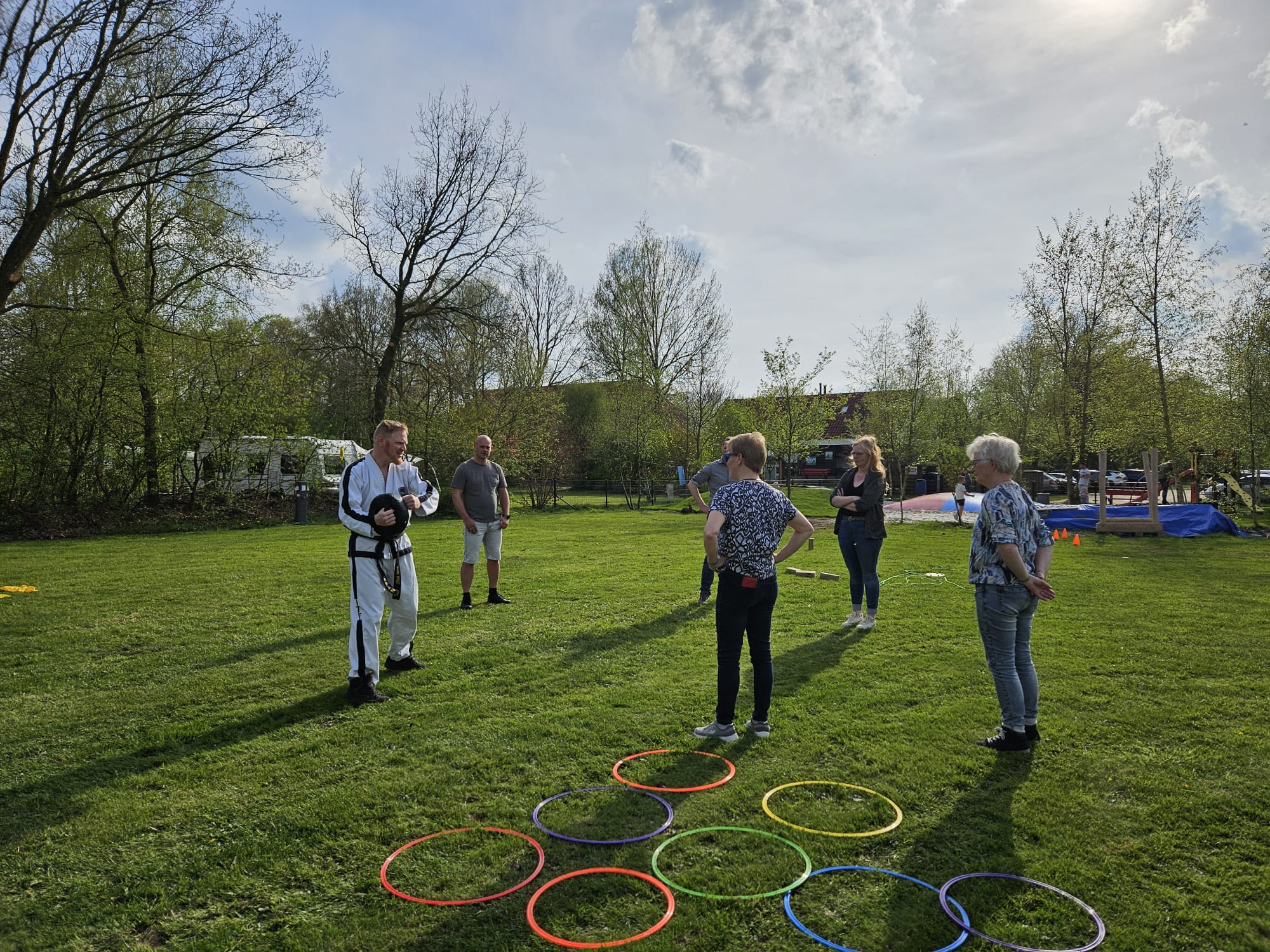 instructeur mark legt iets uit aan 5 familieleden instructeur mark legt iets uit aan 5 familieleden