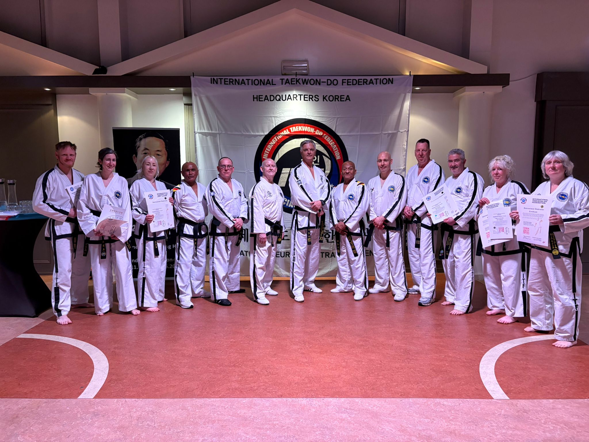 Taekwon-Do school Joong-Gun poseert tijdens de International Instructors Course Taekwon-Do school Joong-Gun poseert tijdens de International Instructors Course